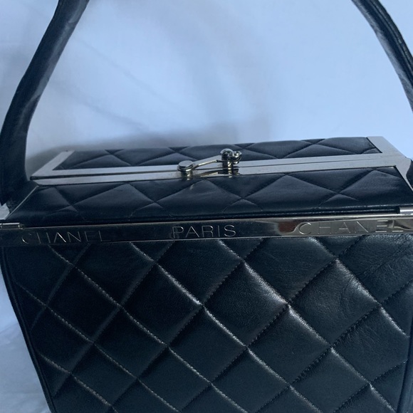 🥳 TODAY!!AUTHENTIC-CHANEL QUILTED LAMB SKIN WITH SILVER HARDWARE BOX VANITY BAG. - Picture 3 of 10